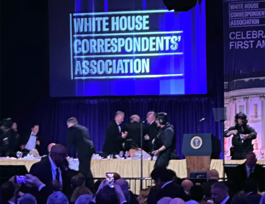 ВАШИНГТОН, 26. АПРИЛА /СРНА/ - Амерички предсједник Доналд Tрамп хитно је евакуисан са вечере Удружења дописника Бијеле куће, након што је дошло до пуцњаве у хотелу "Вашингтон хилтон".