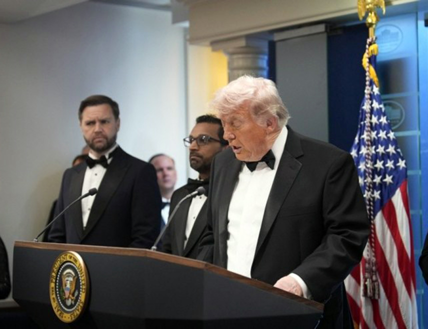 ВАШИНГТОН, 26. АПРИЛА /СРНА/ - Амерички предсједник Доналд Трамп описао је нападача који је отворио ватру на вечери Удружења дописника Бијеле куће у Вашингтону као насилника који је напао Устав САД.