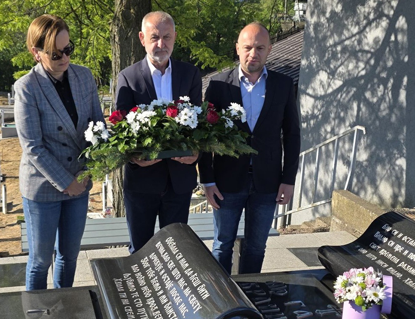 ДОБОЈ, 26. АПРИЛА /СРНА/ - Представници града Добоја положили су данас вијенац на гроб некадашњег потпредсједника СДС-а Бранислава Гарића поводом 17 година од његовог убиства.