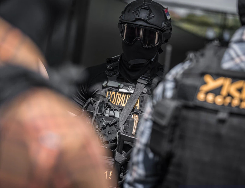 БЕОГРАД, 26. АПРИЛА /СРНА/ - Новосадска полиција ухапсила је три мушкарца код којих је пронађено и залијењено 15 килограма кокаина.