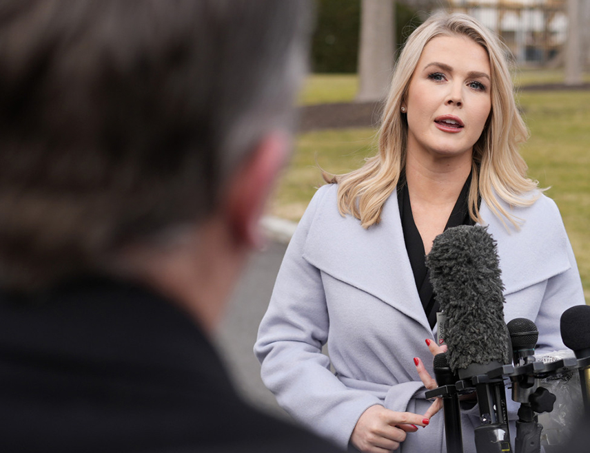 ВАШИНГТОН, 26. АПРИЛА /СРНА/ - Портпарол Бијеле куће Керолајн Ливит саопштила је да је оно што је требало да буде забавно вече уништила "изопачена и луда особа".