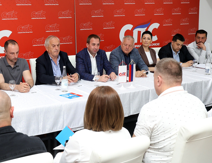 ДОБОЈ, 26. АПРИЛА /СРНА/ - Повјереништво Социјалистичке партије Српске /СПС/ одржало је данас у Добоју састанак, на којем је разговарано о даљем јачању партијске организације и активности.