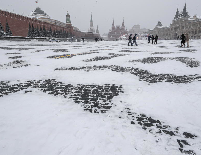 МОСКВА, 27. АПРИЛА /СРНА/ - У Москви је постављен нови рекорд по висини сњежног покривача за 27. април, који је достигао 12 центиметара, саопштио је метеоролог Микаил Леус.