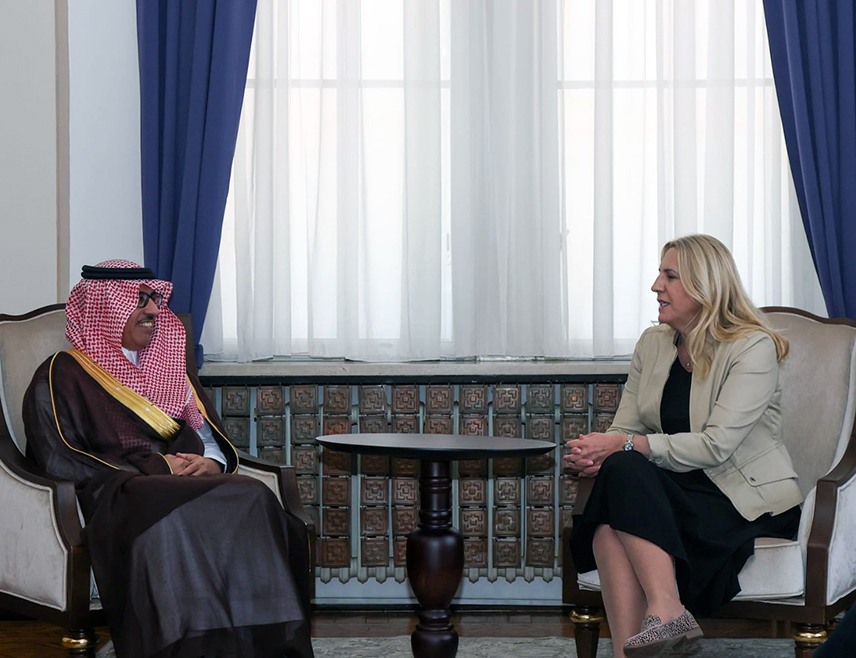 САРАЈЕВО, 27. АПРИЛА /СРНА/ - Српски члан Предсједништва БиХ Жељка Цвијановић разговарала је данас са новоименованим амбасадором Саудијске Арабије у БиХ Анасом Абдулрахманом ел Васедијем о могућностима унапређења досадашње успјешне сарадње Саудијске Арабије са свим нивоима власти у БиХ.