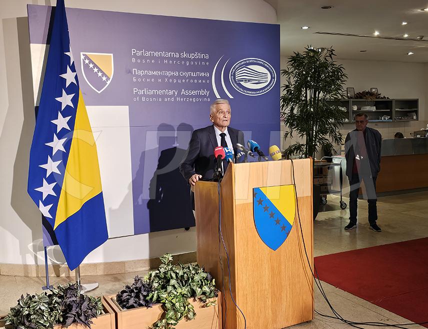 САРАЈЕВО, 27. АПРИЛА /СРНА/ - Замјеник предсједавајућег Дома народа Парламентарне скупштине БиХ Никола Шпирић изјавио је да је данас, по ко зна који пут, прекршен Пословник овог дома не само код заказивања сједнице него и код вођења.