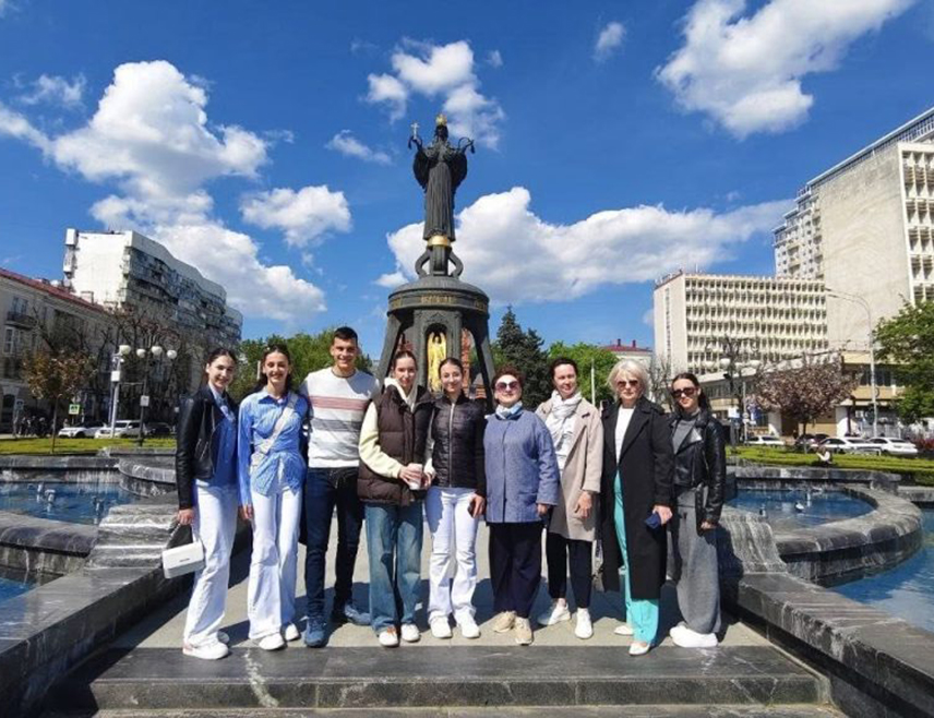 ИСТОЧНО САРАЈЕВО, 27. АПРИЛА /СРНА/ - Група средњошколаца из Источног Сарајева боравила је трећу годину заредом у посјети братском Краснодару поводом одржавања Сверуског патриотског форума активиста покрета "Пост број један".