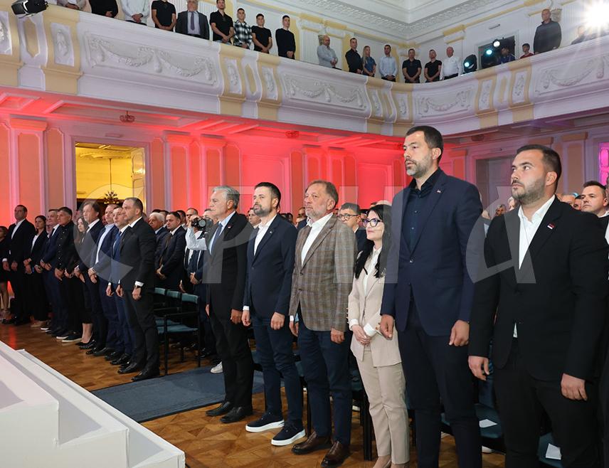 БАЊАЛУКА, 27. АПРИЛА /СРНА/ - Манифестација "Дан фудбала", коју организује Фудбалски савез Републике Српске и "Спортски журнал", почела је данас у Бањалуци, у присуству предсједника Републике Српске Синише Карана.