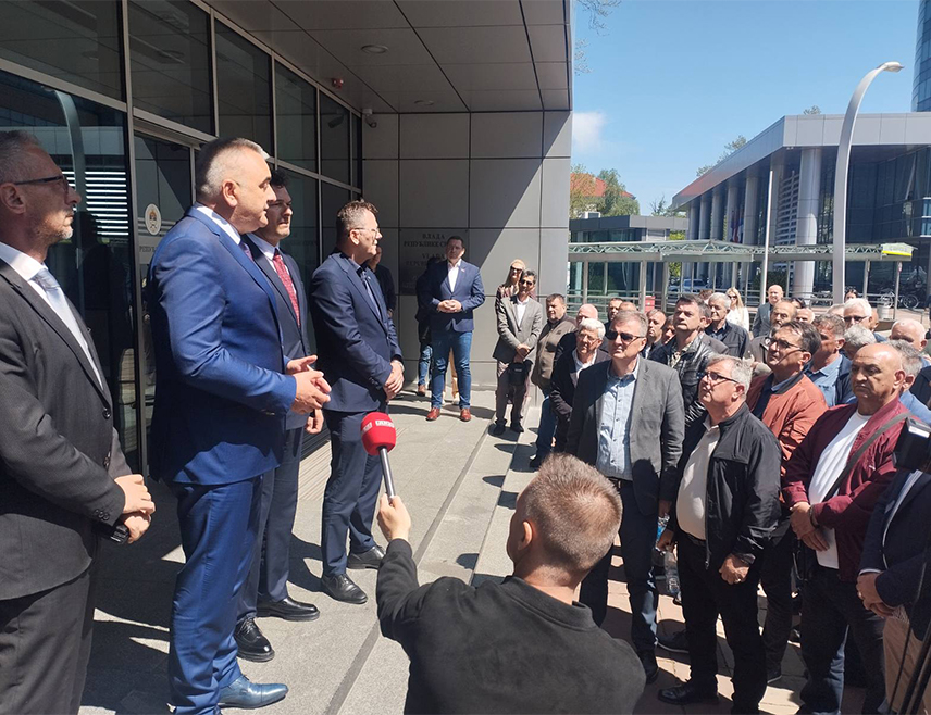 БАЊАЛУКА, 27. АПРИЛА /СРНА/ - Предсједник Владе Републике Српске Саво Минић изјавио је да заштита слободе мишљења и говора мора бити неприкосновена и да о том питању очекује и јасан став Народне скупштине.