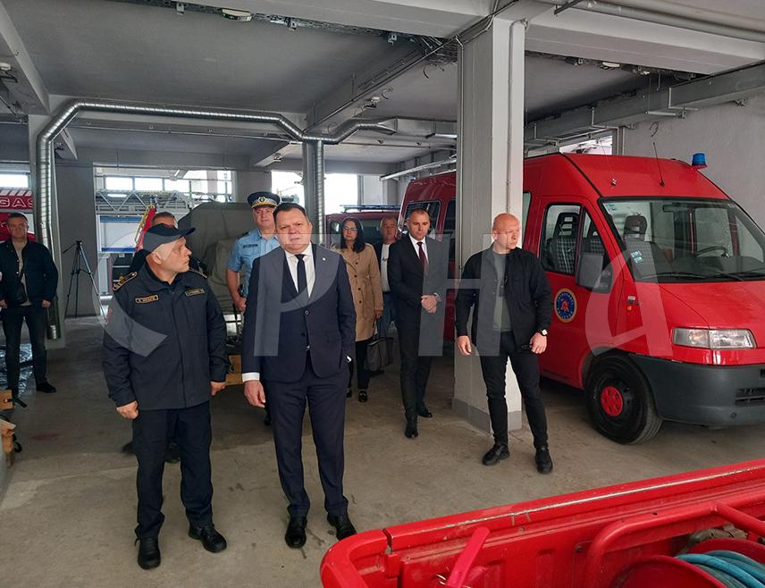 ПРИЈЕДОР, 28. АПРИЛА /СРНА/ - Министар унутрашњих послова Републике Српске Жељко Будимир изјавио је данас да је циљ Српске што већа професионализација ватрогасних јединица, које одговарају на најтеже задатке.