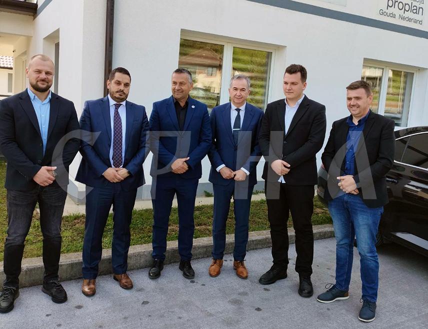 СРЕБРЕНИЦА, 28. АПРИЛА /СРНА/ - Министар трговине и туризма Републике Српске Нед Пуховац присуствовао је данас у Поточарима код Сребренице испоруци 25 тона брашна које је донација Владе Српске за рад јавне кухиње Удружења "Емаус".