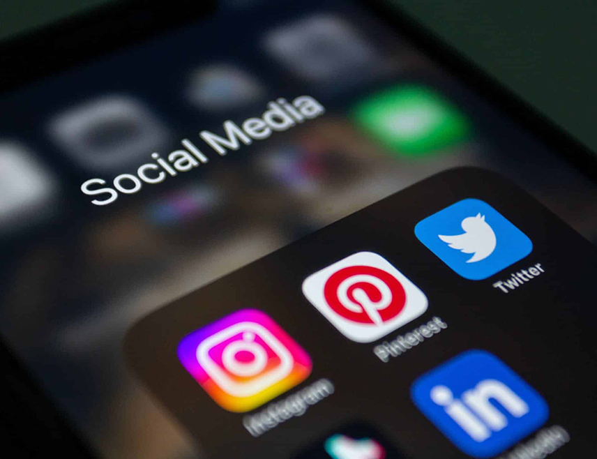 АТИНА, 28. АПРИЛА /СРНА - РИА Новости/ - Грчке власти разматрају забрану анонимности на интернету како би обуздале ширење лажних вијести и говора мржње са налога анонимних корисника, изјавио је грчки министар за дигиталнизацију Димитрис Папастергиo.