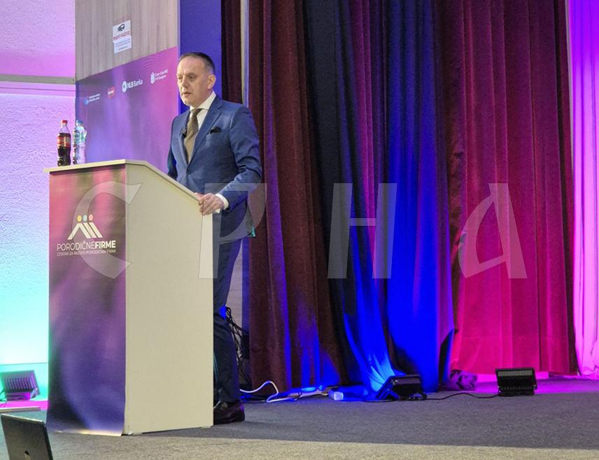 ПАЛЕ, 28. АПРИЛА /СРНА/ - Породичне фирме веома су важне за домаћу економију, јер чине више од 95 одсто компанија у Републици Српској, изјавио је предсједник Привредне коморе Републике Српске Горан Рачић.