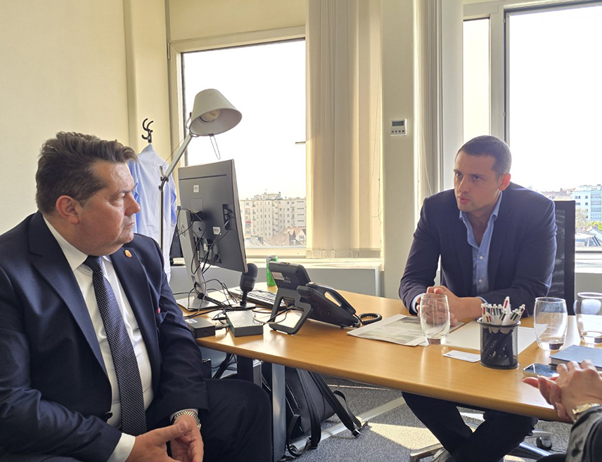 БАЊАЛУКА, 28. АПРИЛА /СРНА/ - Делегација Народне скупштине Републике Српске, на челу са предсједником Ненадом Стевандићем, разговарала је у Стразбуру са послаником Европског парламента из Француске Александром Николићем о бољем позиционирању интереса Српске.