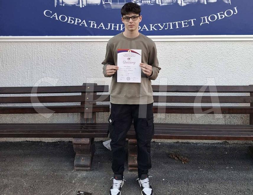 ФОЧА, 28. АПРИЛА /СРНА/ - Ученик првог разреда фочанске гимназије Стефан Грујичић, републички шампион у физици и вицешампион у математици, интензивно се спрема за Балкандијаду из физике, која се крајем јуна одржава у Турској.