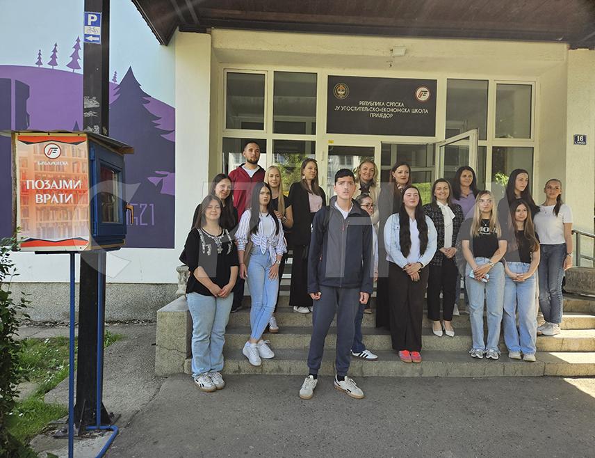 ПРИЈЕДОР, 28. АПРИЛА /СРНА/ - Школске библиотеке и библиотекари су веома важни у васпитно-образовном процесу зато што код ученика стварају љубав према књизи и критичком размишљању, изјавила је помоћник министра за средње образовање и васпитање и образовање одраслих Републике Српске Бојана Кос.