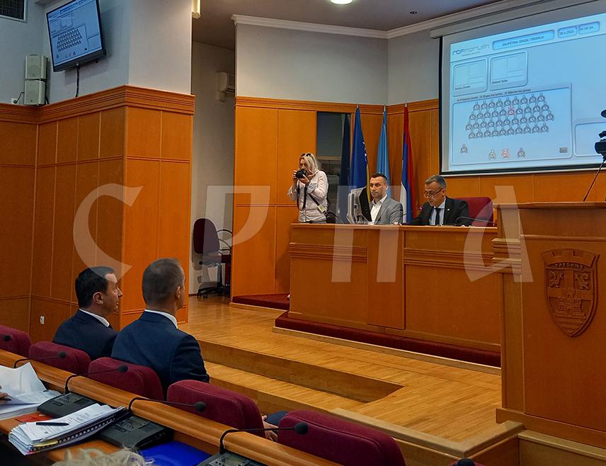 ТРЕБИЊЕ, 28. АПРИЛА /СРНА/ - Скупштина града Требиња усвојила је данас Нацрт правилника о бесплатној додјели грађевинског земљишта одређеним категоријама становништва, између осталог, младим брачним паровима и вишечланим породицама.