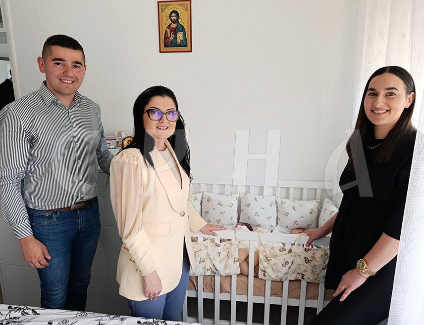 ŠIPOVO, APRIL 28 /SRNA/ – Republika Srpska Minister of Family, Youth and Sports Irena Ignjatović visited the Vujnić family in Šipovo today, who recently welcomed triplets Georgina, Strahinja and Damjan, and presented them with gifts.