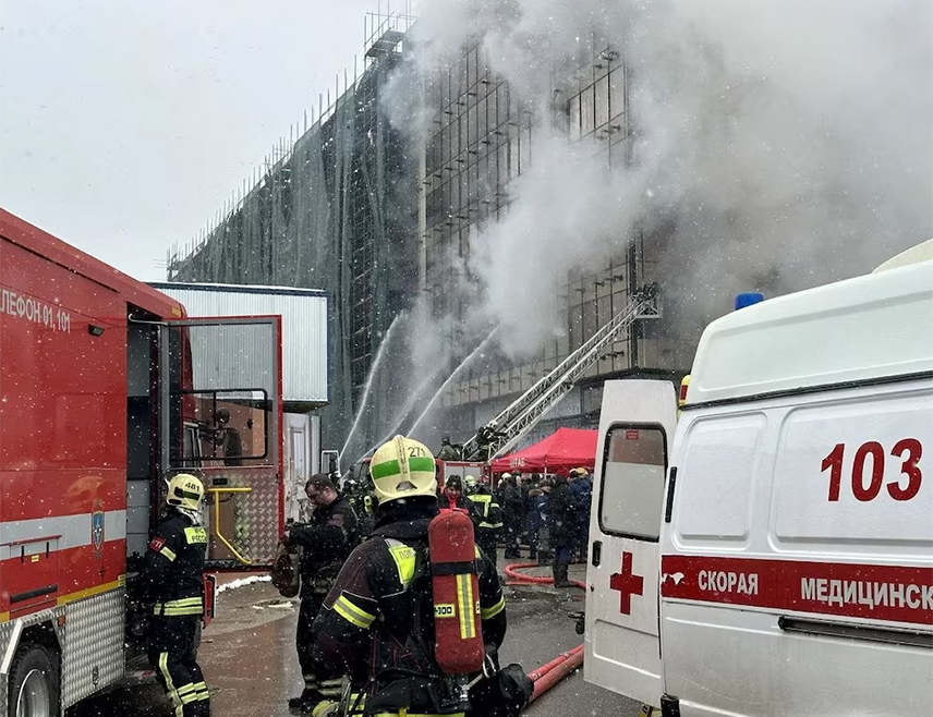 МОСКВА, 28. АПРИЛА /СРНА/ - Најмање осам људи погинуло је у великом пожару у стамбеној згради у изградњи у Москви, саопштила је служба цивилне заштите.