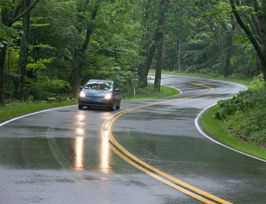 БАЊАЛУКА, 29. АПРИЛА /СРНА/ - Најављена киша и пљускови током дана донијеће смањену видљивост на путевима Републике Српске и Федерације БиХ /ФБиХ/ па се возачима савјетује максималан опрез, саопштено је из Ауто-мото савеза Републике Српске.