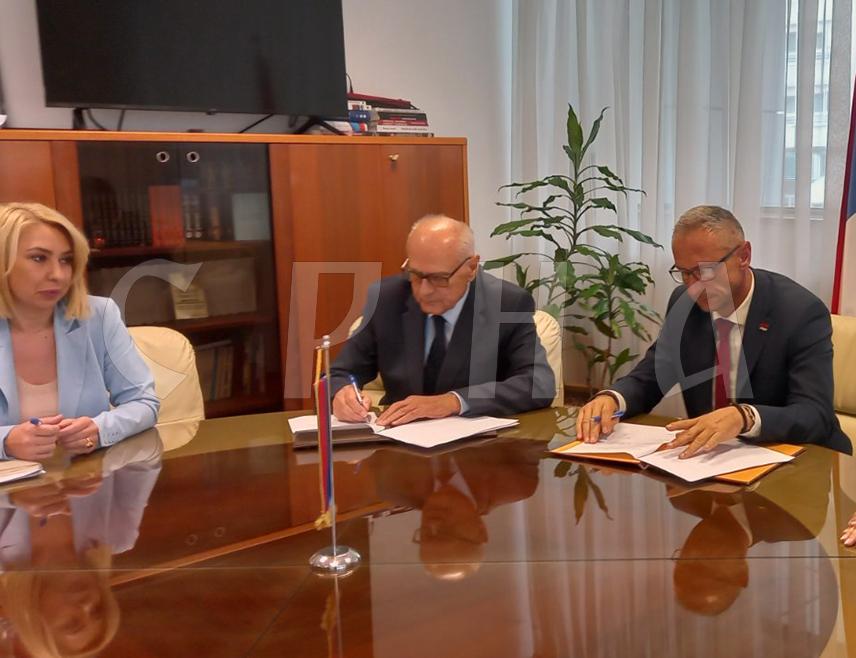 БАЊАЛУКА, 29. АПРИЛА /СРНА/ - Министар рада и борачко-инвалидске заштите Републике Српске Радан Остојић и предсједник Удружења пензионера Српске Ратко Трифуновић потписали су уговор о додјели 3,3 милиона КМ за реализацију пројекта бањске рехабилитације чланова овог удружења.