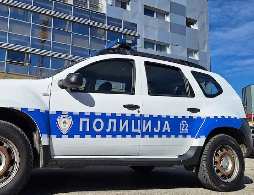 ЗВОРНИК, 29. АПРИЛА /СРНА/ - Против лица из Зворника чији су иницијали В.Е. поднесен је извјештај Окружном јавном тужилаштву у Источном Сарајеву због кривичног дјела напад на службено лице у вршењу дужности, саопштено је из зворничке Полицијске управе.