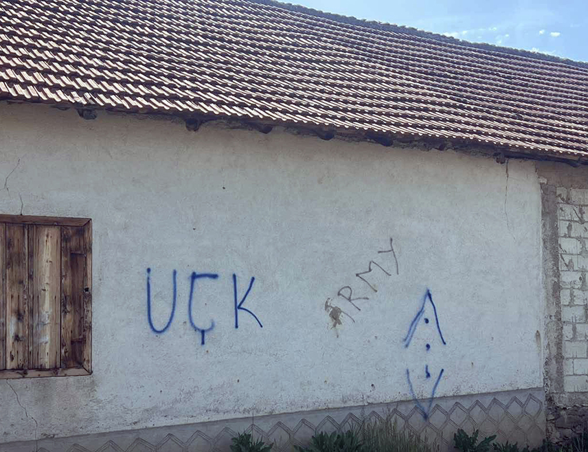 БЕОГРАД, 29. АПРИЛА /СРНА/ - Исписивање графита терористичке ОВК на зиду куће породице Јовановић у селу Могила, у општини Витина, није изолован случај већ јасан примјер атмосфере у којој се Срби на Косову и Метохији налазе, додатно узнемирава српску заједницу и доприноси осјећају несигурности и страха међу српским народом, саопштено је из Српске листе.