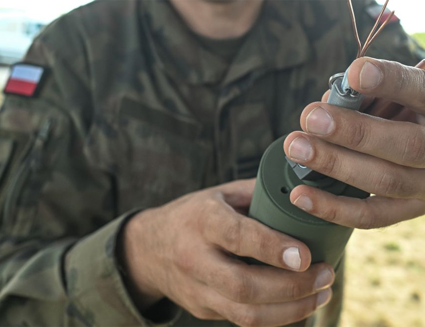 ВАРШАВА, 29. АПРИЛА /СРНА - РИА Новости/ - Пољска ће почети да купује противпјешадијске мине након повлачења из Конвенције о забрани употребе, складиштења, производње и транспорта противпјешадијских мина, те о њиховом уништавању /Отавска конвенција/, изјавио је пољски министар одбране Владислав Косинијак Камиш.