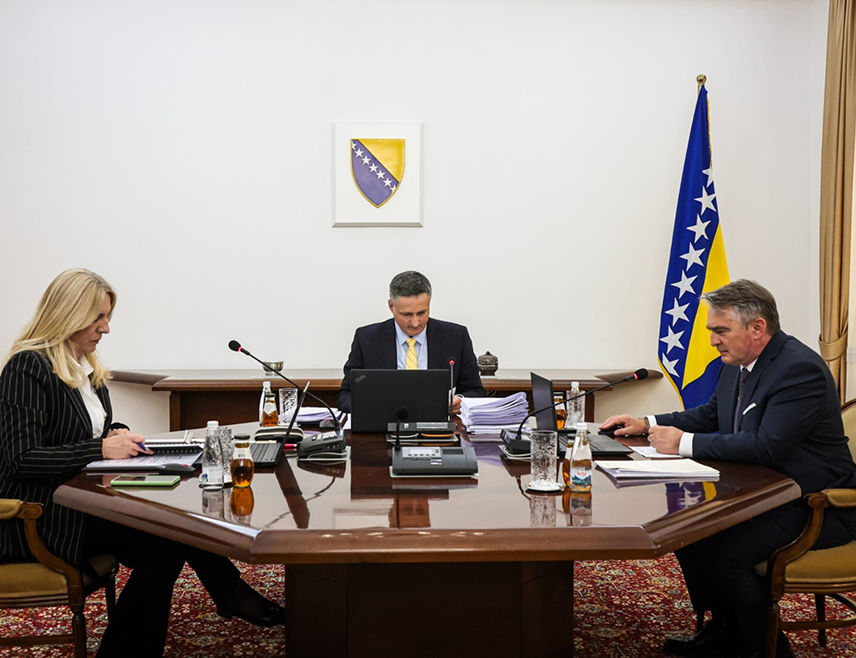 ИСTОЧНО САРАЈЕВО, 29. АПРИЛА /СРНА/ - Чланови Предсједништва БиХ Денис Бећировић и Жељко Комшић данас су били против препоруке српског члана Предсједништва Жељке Цвијановић да се "Муслиманско братство" и Иранска револуционарна гарда прогласе терористичким организацијама, сазнаје Срна.