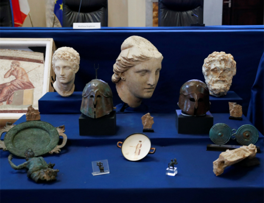 РИМ, 29. АПРИЛА /СРНА-Ројтерс/ - Сједињене Америчке Државе вратиле су 337 антиквитета опљачканих из Италије, саопштили су званичници двије земље.