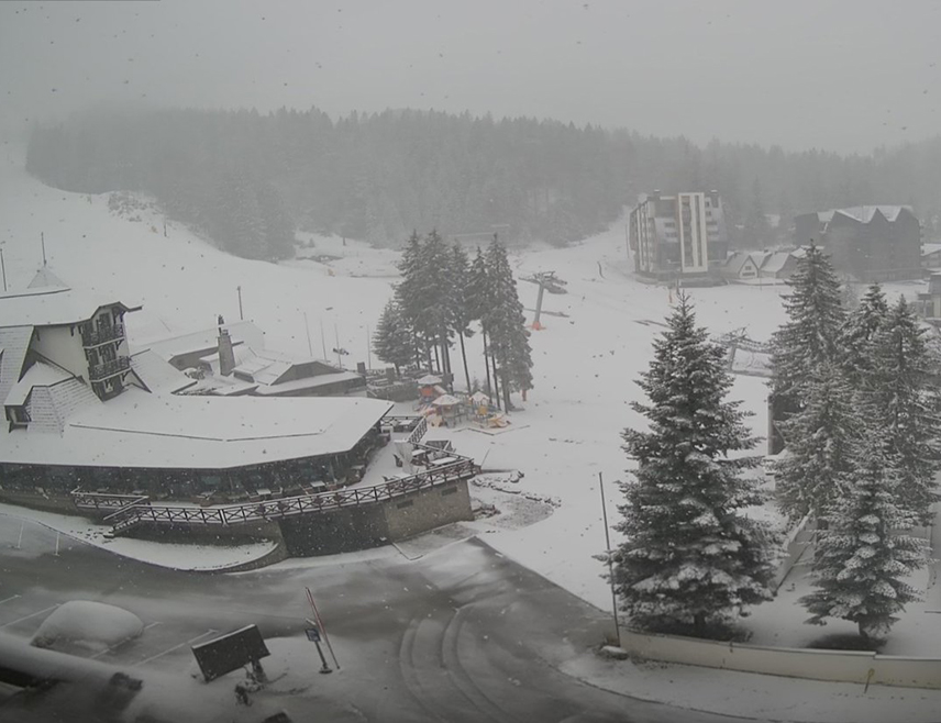 ПАЛЕ, 30. АПРИЛА /СРНА/ - На Јахорини пада снијег, па се за првомајске празнике очекују одлични услови за скијање и боравак на планини.