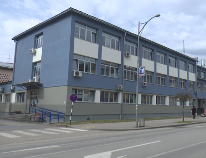 ДОБОЈ, 30. АПРИЛА /СРНА/ - Једно лице лакше је повријеђено од крхотина стакла када је на породичну кућу у којој се налазило у општини Петрово бачена експлозивна направа и пуцано из ватреног оружја, саопштено је из Полицијске управе Добој.