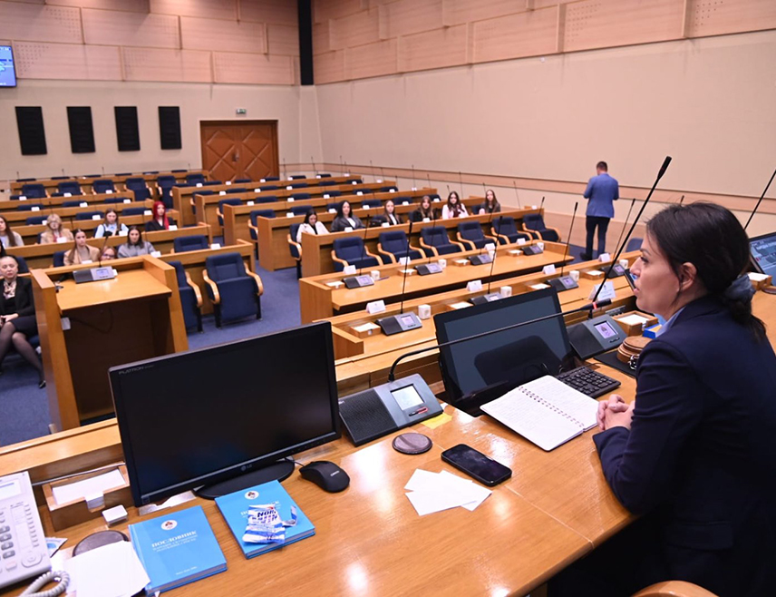 БАЊАЛУКА, 30. АПРИЛА /СРНА/ - Потпредсједник Народне скупштине Републике Српске Нина Букејловић угостила је данас у парламенту Српске ученике и професоре Економске школе из Добоја, истичући да млади не представљају само будућност друштва, већ да треба да буду активан и одговоран корективни фактор у његовом развоју.