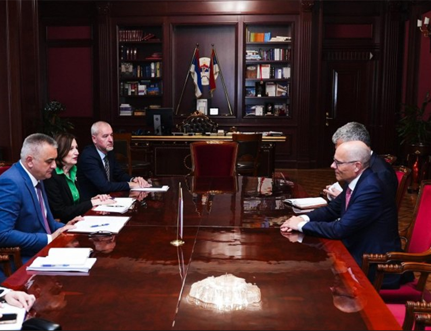 БАЊАЛУКА, 30. АПРИЛА /СРНА/ - Предсједник Владе Републике Српске Саво Минић разговарао је данас у Бањалуци са послаником њемачког Бундестага Петером Бајером о процесу европских интеграција и могућим модалитетима за убрзање овог процеса.