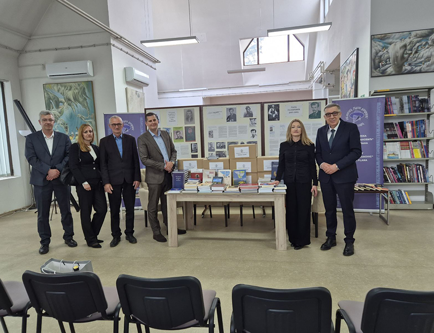 БЕОГРАД, 30. АПРИЛА /СРНА/ - Делегација Представништва Републике Српске у Србији данас је уручила 300 бираних књига Градској библиотеци "Радоје Домановић" у Великој Плани у оквиру акције "Култура нас спаја, књига уједињује" .