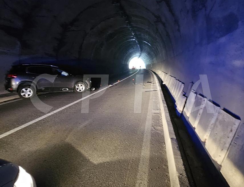 ВИШЕГРАД, 30. АПРИЛА /СРНА/ - Четири лица повријеђена су данас у судару два возила на дионици магистралног пута Међеђa-Устипрача, а саобраћај је у потпуности обустављен, потврдила је Срни портпарол Полицијске управе Фоча Свјетлана Говедарица.