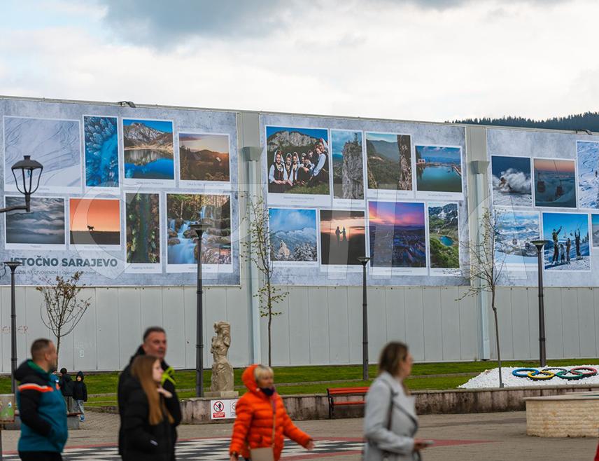 ПАЛЕ, 30. АПРИЛА /СРНА/ - Туристичка организација града Источно Сарајево реализовала је јединствену иницијативу поставивши највећу изложбу фотографија на отвореном на Палама на мјесто предвиђено за рекламирање производа.