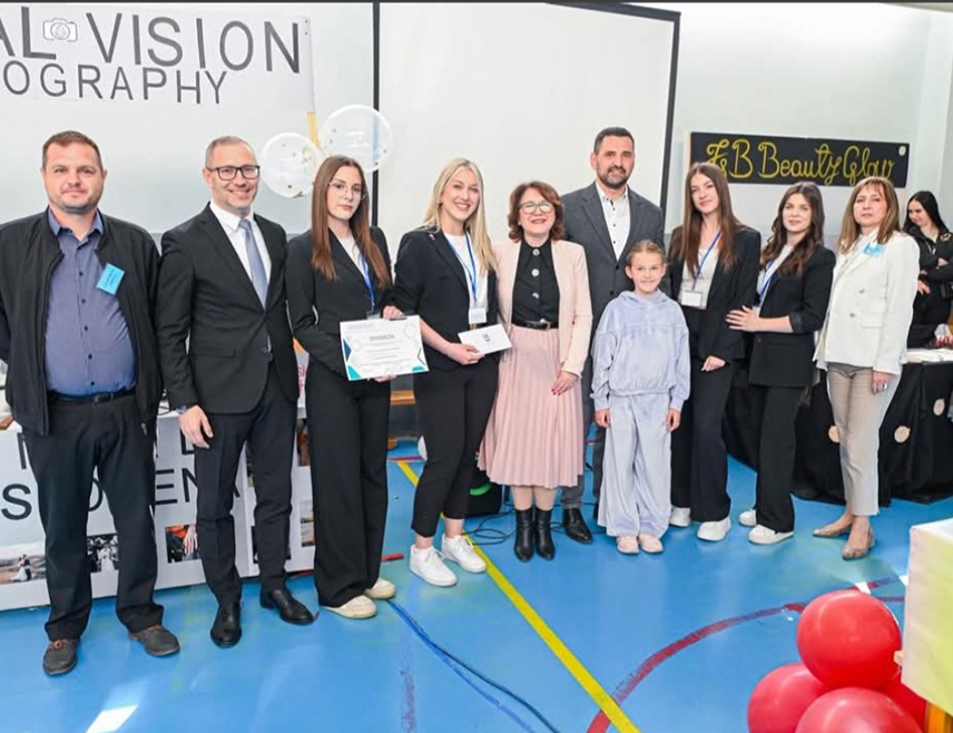 ПРЊАВОР, 30. АПРИЛА /СРНА/ – Ученици Центра средњих школа "Иво Андрић" у Прњавору данас су на Сајму предузећа за вјежбу представили своје пословне идеје, производе и услуге.