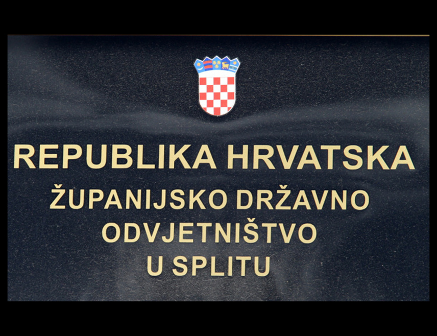 СПЛИТ, 1. МАЈА /СРНА/ - Жупанијско тужилаштво у Сплиту подигло је оптужнице против двојице мушкараца, за које су навели да су били припадници снага Републике Српске Крајине, а којима их терети за наводни ратни злочин на ширем подручју Водица и минирање вјерског објекта у Бенковцу.