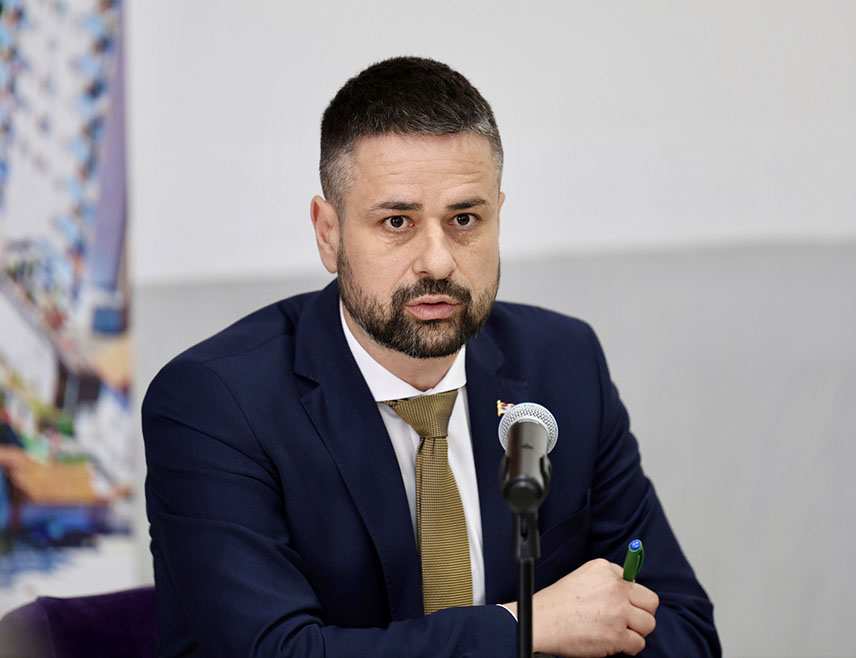 САРАЈЕВО, 1. МАЈА /СРНА/ - Министар финансија и трезора у Савјету министара Срђан Амиџић честитао је Први мај свима који својим радом граде, јачају и покрећу Републику Српску.