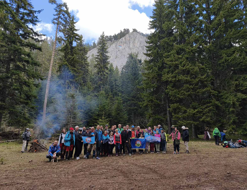 PALE, MAY 2 /SRNA/ – The traditional Đurđevdan morning gathering on Mount Romanija today brought together around 60 hikers from various parts of Republika Srpska, BiH, and Serbia, with many children among the participants.