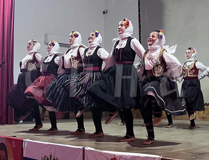 ШИПОВО, 2. МАЈА /СРНА/ - У Шипову је вечерас одржан хуманитарни концерт са којег је приход од улазница намијењен за изградњу дома тринаестогодишњем дјечаку Небојши из Велике Хоче са Косова и Метохије, који је остао без породице.