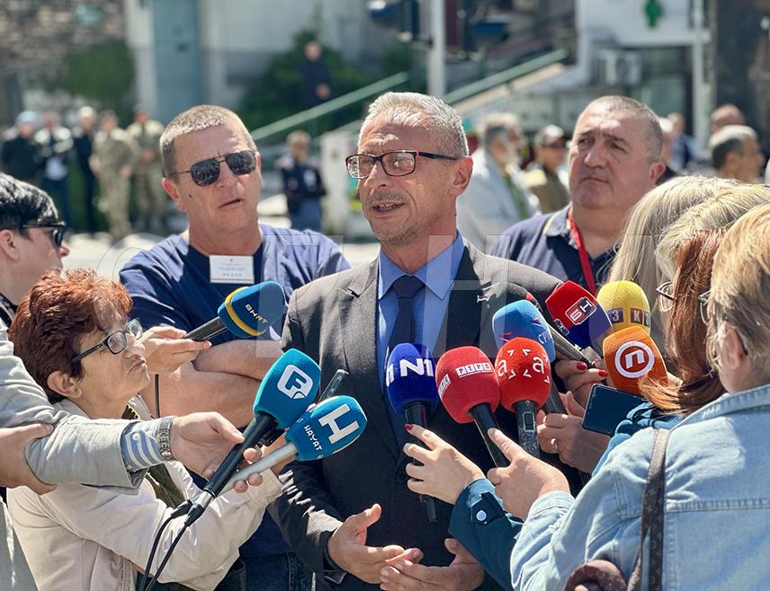 САРАЈЕВО, 3. МАЈА /СРНА/ - Министар рада и борачко-инвалидске заштите Републике Српске Радан Остојић изјавио је да је данас лакше било отићи у Техеран него у Сарајеву одати пошту убијеним припадницима ЈНА у Добровољачкој улици јер је Србе који су стигли морао да обезбјеђује велики број полиције.