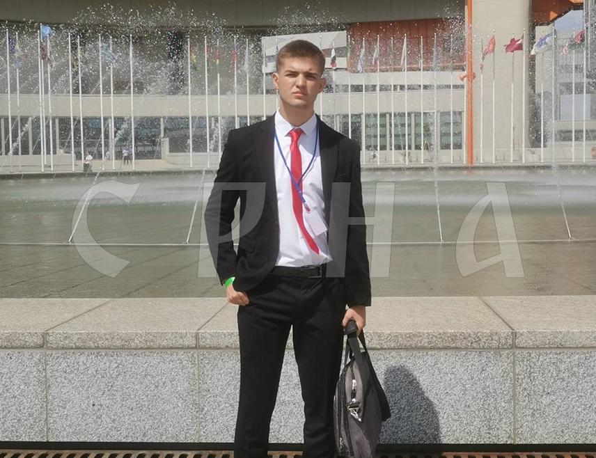 TРЕБИЊЕ, 4. МАЈА /СРНА/ - Ученик требињске Гимназије "Јован Дучић" Марко Сулавер освојио је главну награду на престижној школској олимпијади Московског државног института међународних односа, чиме је изборио директан пријем у ову високошколску установу, уз пуну стипендију.