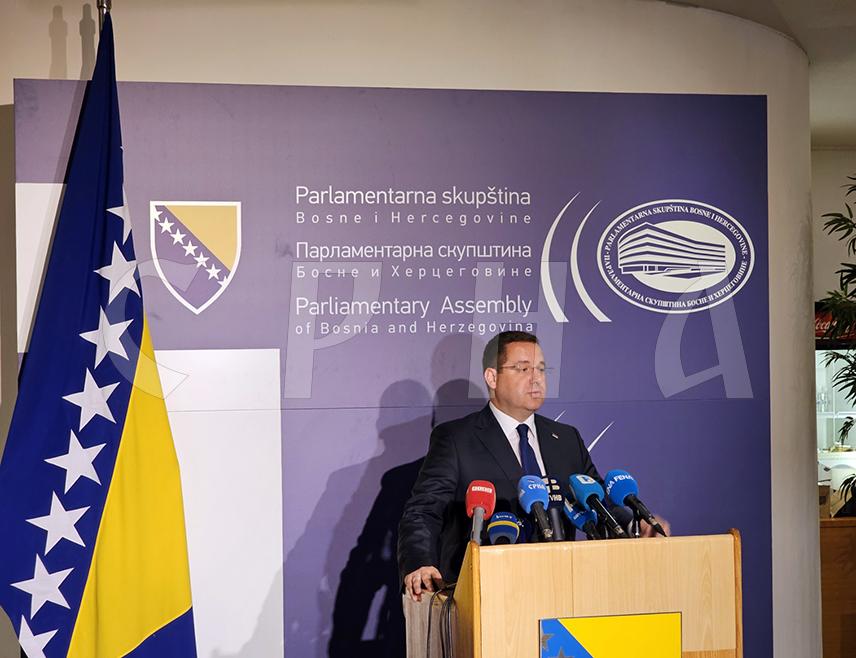 SARAJEVO, MAY 4 /SRNA/ – SNSD representatives in joint institutions will continue to protect the Constitution and represent Republika Srpska in Sarajevo, while the opposition from Republika Srpska represents Sarajevo in Republika Srpska, Srpska delegate in the House of Peoples of the BiH Parliamentary Assembly Radovan Kovačević has stated today.