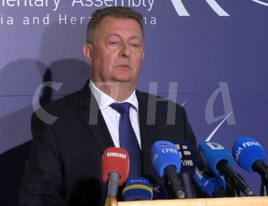 САРАЈЕВО, 4. МАЈА /СРНА/ - Делегат Клуба хрватског народа Зденко Ћосић оцијенио је данас да је сједница Дома народа Паралментарне скупштине БиХ одржана успјешно усвајањем Закона о ограничавању располагања имовином с циљем спречавања тероризма, финансирања тероризма и финансирања ширења оружја за масовно уништење јер није било политичких диверзија.