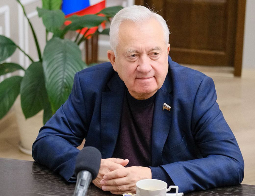 СИМФЕРОПОЉ, 5. МАЈА /СРНА/ - Предсједник Украјине Владимир Зеленски опонаша нацистичког вођу Адолфа Хитлера када пријети да ће извршити напад на Москву током параде поводом Дана побједе над фашизмом у Другом свјетском рату у суботу, 9. маја, изјавио је за ТАСС представник Крима у руској Државној думи Леонид Ивлев.