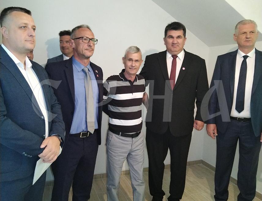 ЛОПАРЕ, 5. МАЈА /СРНА/ - Министар рада и борачко-инвалидске заштите Републике Српске Радан Остојић и начелник општине Лопаре Радо Савић уручили су данас кључеве за три породице, чиме је завршен процес стамбеног збрињавања борачких категорија у овој локалној заједници.
