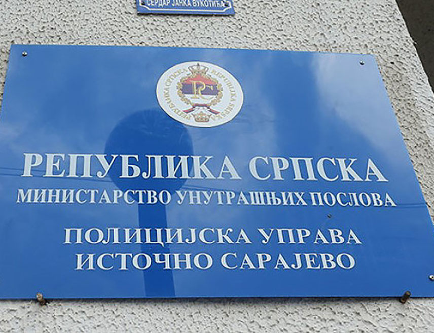 ИСТОЧНО САРАЈЕВО, 5. МАЈА /СРНА/ - Полиција је на Палама ухапсила мушкарца чији су иницијали Д.Ф. са Сокоца, код којег су у стану пронађене двије бомбе и два пакетића опојне дроге марихуана, саопштено је из Полицијске управе Источно Сарјево.