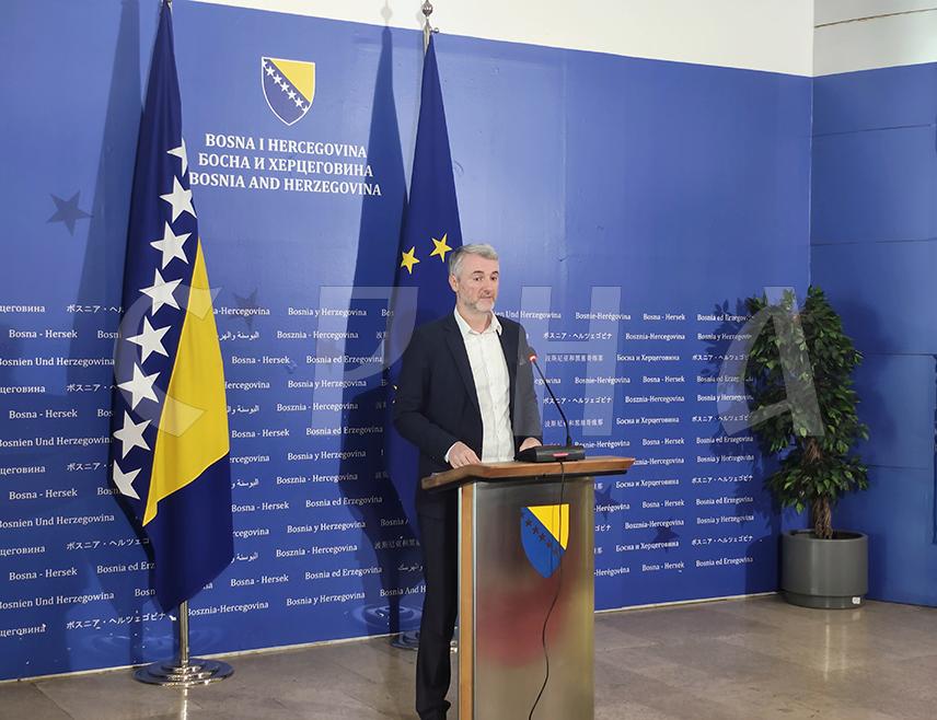 САРАЈЕВО, 5. МАЈА /СРНА/ - Министар транспорта и комуникација у Савјету министара Един Форто изјавио је да је Савјет министара на данашњој сједници усвојио споразум о задуживању од 60 милиона евра између Европске банке за обнову и развој и БиХ за изградњу пута према Шћепан Пољу.