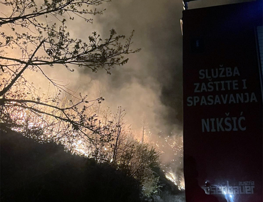 ПОДГОРИЦА, 6. МАЈА /СРНА/ - Велики пожар у селу Брестице, код Никшића, букти већ трећи дан, а ватра угрожава и куће, саопштила је никшићка Служба заштите и спасавања.